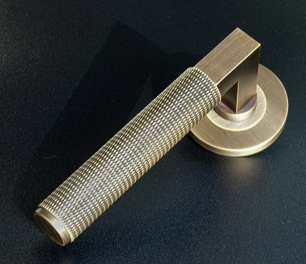 Hurricane KNURLED door lever on rose - solid brass
